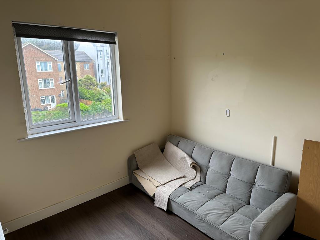 Lot: 63 - TWO-BEDROOM PENTHOUSE WITH ROOF TERRACE AND SEA VIEWS - Living Room